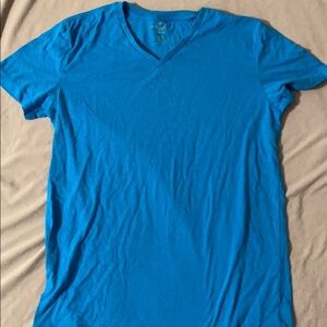 V-neck American Eagle shirt